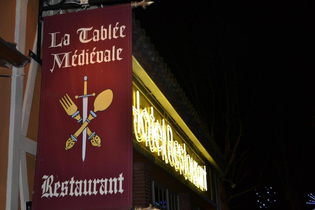 La Tablee Medievale Civrieux-dʼAzergues Екстериор снимка